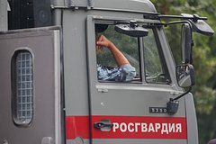 Офицер Росгвардии регистрировал мигрантов прямо в военной части