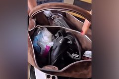 В сети высмеяли содержимое сумки Дженнифер Энистон