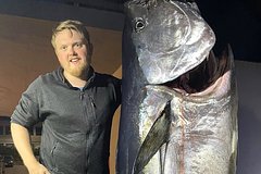 Мужчина поймал 280-килограммового тунца и решил найти любовь