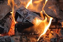 В России предупредили об использовании долларов для розжига в печи