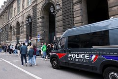 Еще одно из девяти украденных из Лувра украшений найдено