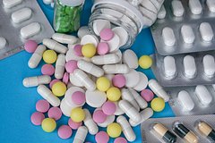 Названы причины для запрета продажи БАДов в России