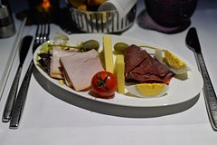 Пассажир-вегетарианец подавился мясным блюдом и не выжил во время полета