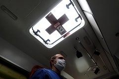 Россиянин упал замертво на автобусной остановке