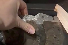 В российском городе осколок люка пробил стекло машины с матерью и детьми